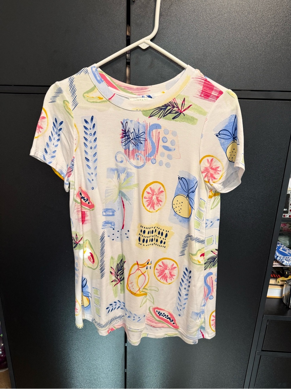crown & ivy White Tropical Print Short Sleeve Top